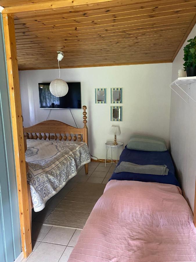 Gaeststuga I Loefsaeng Hajstorp Toreboda Luaran gambar